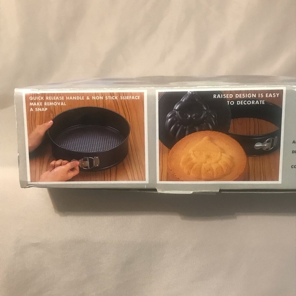 8 Piece Holiday Non-Stick Springform Pan Set - Picture 4 of 5